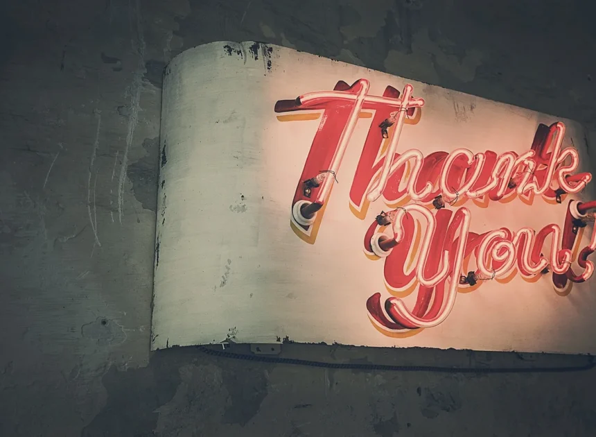 Czerwone neony na ścianę — prosty sposób na charakter wnętrza